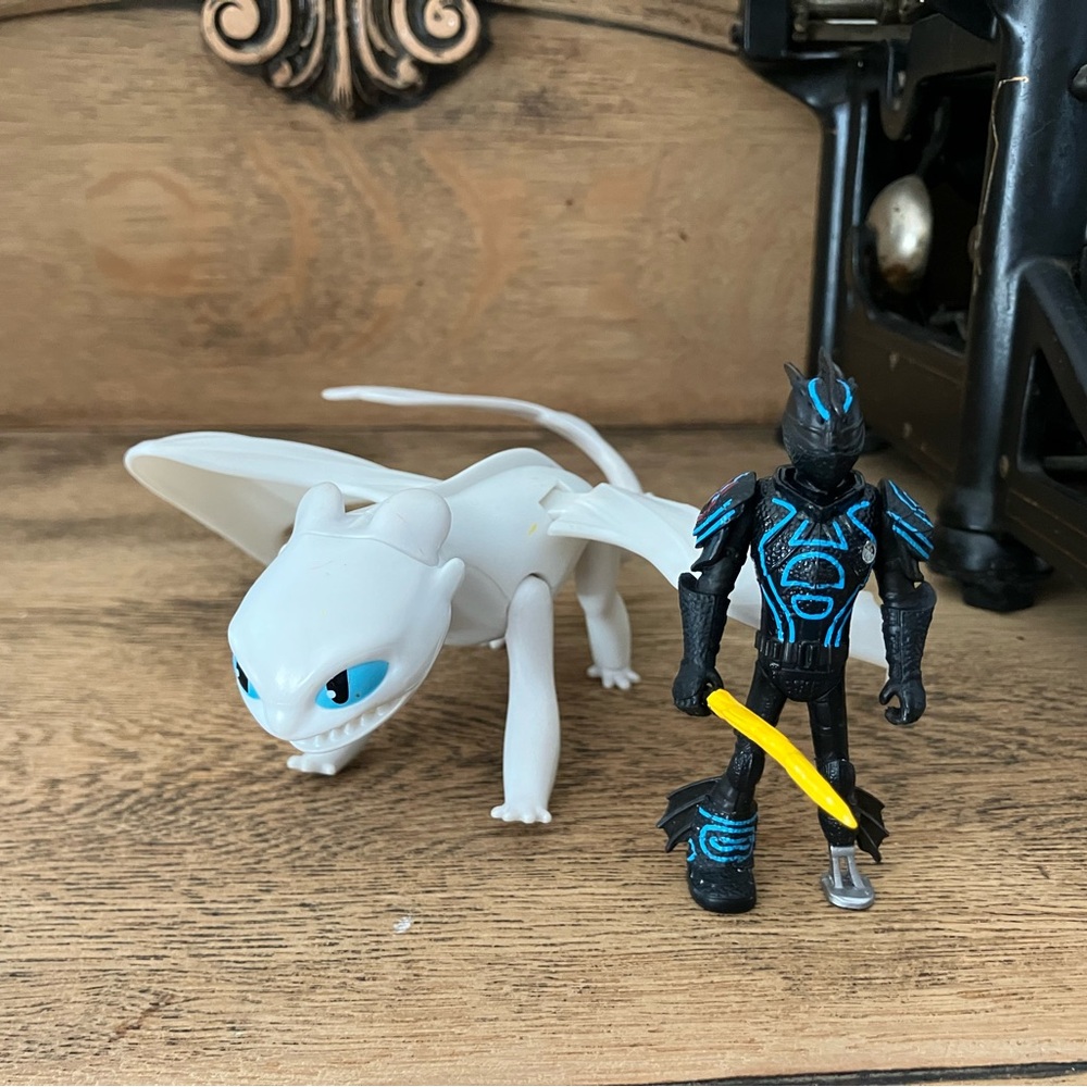 How To Train Your Dragon hiccup and Lightfury Figures